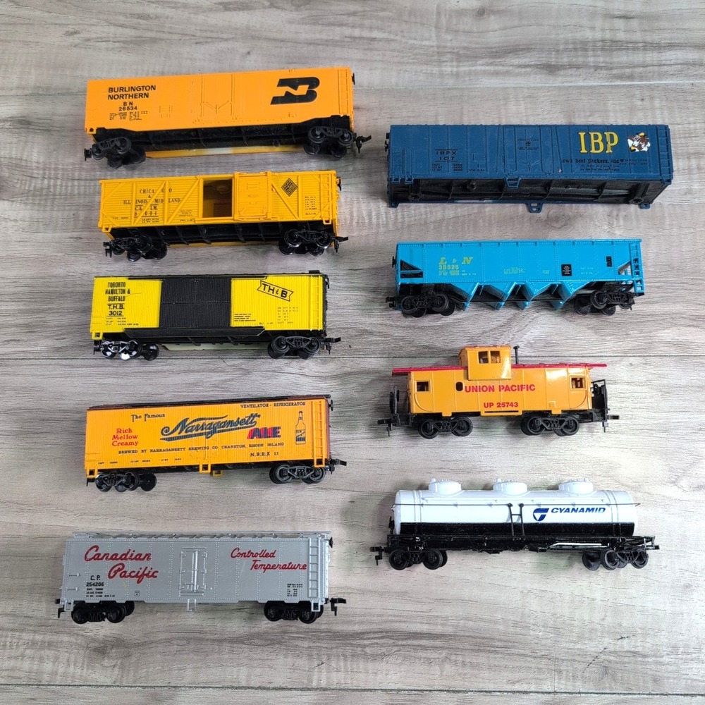 BACHMANN HO SCALE Union Pacific and life-like Train Lot of 9 ( UNTESTED )